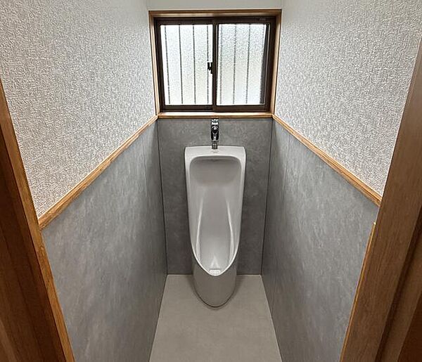 窓が設けられており、自然の風や日差しを取り入れやすいトイレです。換気性にも配慮されており、明るさとともに圧迫感を軽減し、日常的に気持ちよくお使いいただける空間となっています。