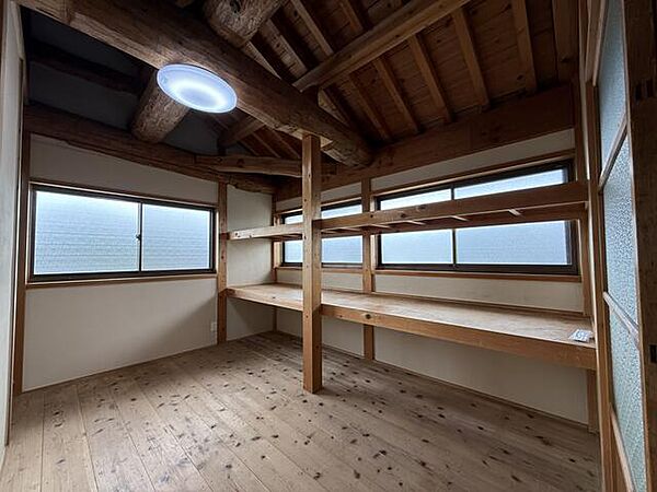たくさんの物が置けるゆとりのあるスペースで、趣味のアイテムや季節用品などもまとめて収納できます。非常用の備蓄庫としても活用でき、普段使わない物をしっかり保管できるのもポイントです！