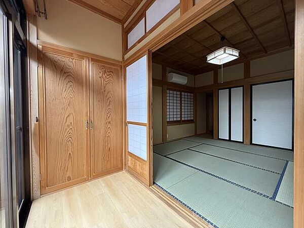 しっかりとした収納力のあるクローゼットで、衣類や季節物、日用品などをまとめて整理できます。収納スペースがしっかり確保されているため、室内をすっきりと使いやすく、家具配置もしやすいです。