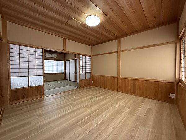 南向きならではの恵まれた採光と通風で、日中は明るい光がしっかりと差し込むお部屋です。風通しも良く、室内にいながらも開放感を感じられるため、毎日の暮らしを心地よく過ごしていただけます！