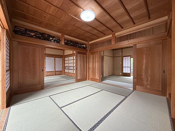 和モダンの落ち着きとお洒落さを兼ね備えた空間で、日常の中にやわらかな雰囲気を感じられます。普段はお子様の遊びスペースやご家族のくつろぎスペースとして多目的に活用できます！