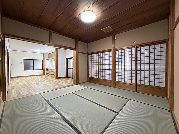空間の広がりを感じながらゆったりと過ごせるのが魅力！畳の落ち着きとリビングの開放感がなじみ、ご家族でくつろぐ時間やお子様の遊び場としても活躍する心地よい空間です！