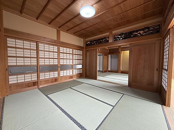 ゆったりとくつろげる和室で、畳ならではの心地よさを感じながらお過ごしいただけます。お子様の遊び場としても使いやすく、ご家族の団らんスペースとしても活躍するなど、多用途に使えるのも嬉しいポイント！