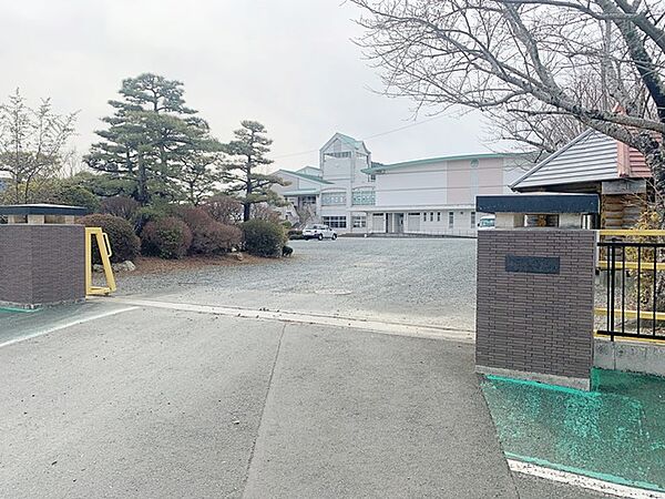 八名小学校（540m）