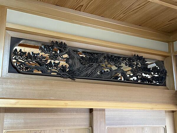 欄間彫刻を施した和室の上部
