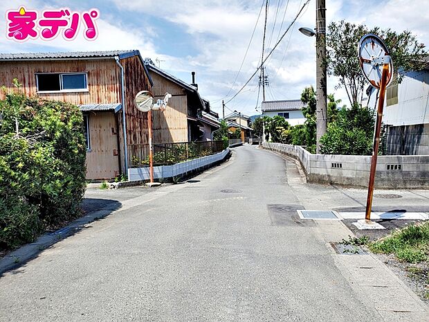 静かな住宅街で車通りも比較的少なく、毎日の車の出し入れもスムーズ。駐車や切り返しもしやすく、ゆとりを持って運転できるので、毎日快適にお使いいただけます。 