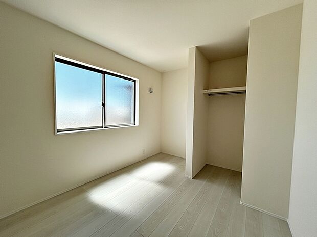 【洋室5.13帖】 お子様の一人部屋として使いやすい広さの居室で、成長に合わせて長くご利用いただけます。ウォークインクローゼット付きで収納もしやすく、自然とお片付けの習慣が身につきやすい環境です！ 