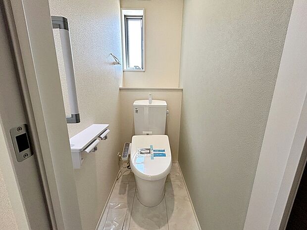 【東側トイレ】 シャワー機能付きトイレを2ヶ所に設置しており、朝の忙しい時間帯でもスムーズに利用できるため、混雑の軽減にもつながります。