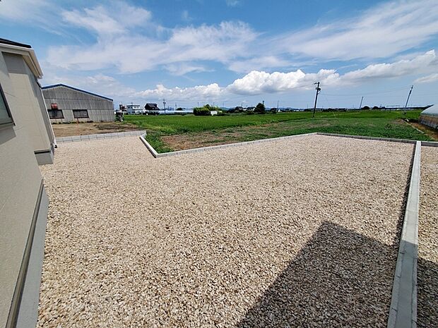 リビングからそのまま庭へ出られるため、お子さまの外遊びやガーデニング、家庭菜園などを身近に楽しめます。室内と庭を行き来しやすく、休日の過ごし方も広がる間取りです！ 