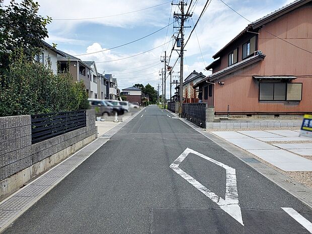 前面道路：北側約4.8ｍ幅。静かな住宅街で車通りも比較的少なく、毎日の車の出し入れもスムーズ。駐車や切り返しもしやすく、ゆとりを持って運転できるので、毎日快適にお使いいただけます。 