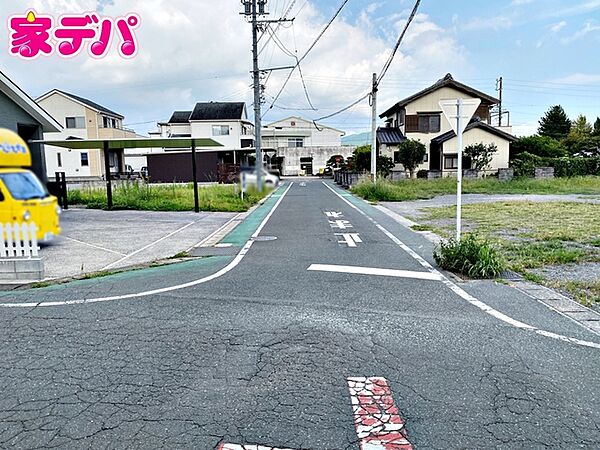 前面約5.9ｍ幅の道路に面しており、車の通行や駐車もゆとりを持って行える広さです。毎日のお出かけやお買い物の際もスムーズで、運転が苦手な方でも安心して車の出し入れができます。
