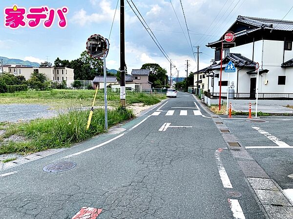 静かな住宅街で車通りも比較的少なく、毎日の車の出し入れもスムーズ。駐車や切り返しもしやすく、ゆとりを持って運転できるので、毎日快適にお使いいただけます。