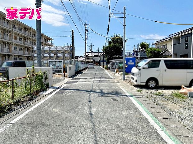 前面道路は幅員約5ｍとゆとりがあり、車の出し入れや駐車もスムーズに行えます。見通しも良く、毎日のお出かけやお買い物も快適。運転が苦手な方でも落ち着いて車を扱いやすく、安心して暮らせる住環境です。 