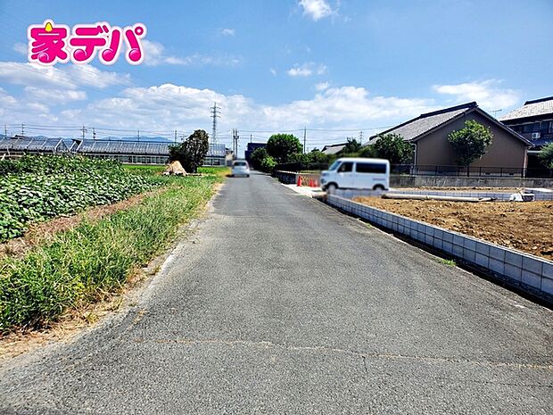 前面道路は幅員約5ｍとゆとりがあり、車の出し入れや駐車もスムーズに行えます。見通しも良く、毎日のお出かけやお買い物も快適。運転が苦手な方でも落ち着いて車を扱いやすく、安心して暮らせる住環境です。 
