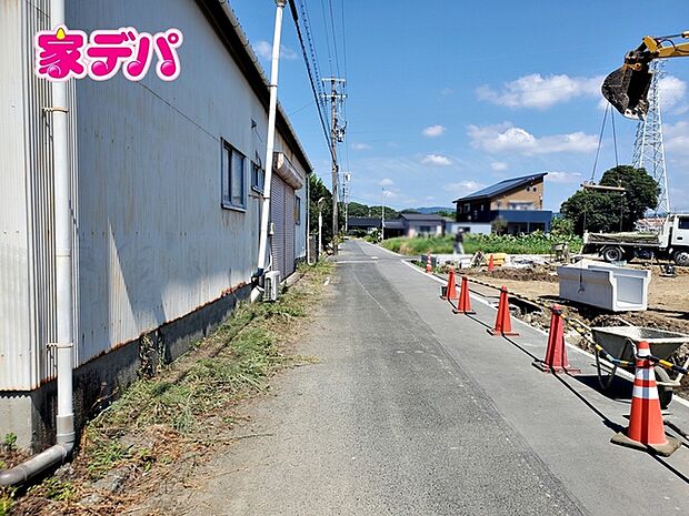 静かな住宅街で車通りも比較的少なく、毎日の車の出し入れもスムーズ。駐車や切り返しもしやすく、ゆとりを持って運転できるので、毎日快適にお使いいただけます。 