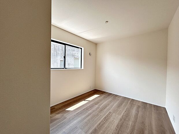 【洋室5.4帖】 お子様にとっての初めての「自分の部屋」としても使いやすく、学習机やベッドの配置もしやすい広さがあります。