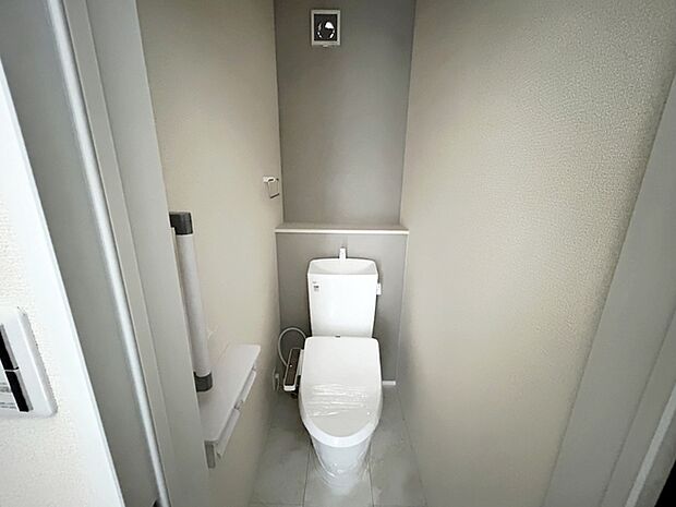 【1階トイレ】 各フロアに1か所ずつシャワー機能付きトイレを設置しており、朝の忙しい時間帯でもスムーズに利用できるため、混雑の軽減にもつながります。