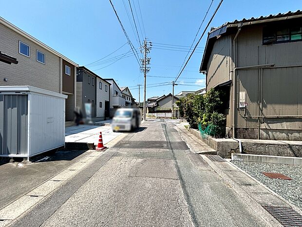 前面道路:北側約4.7m幅。 静かな住宅街で車通りも比較的少なく、毎日の車の出し入れもスムーズ。駐車や切り返しもしやすく、ゆとりを持って運転できるので、毎日快適にお使いいただけます。