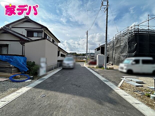 前面は車通りの少ない道路なので、車の出し入れも落ち着いて行えます。駐車の際も周囲を確認しやすく、慌てずに操作できます。運転が苦手な方も安心の立地で、毎日の車移動も快適に行えます。