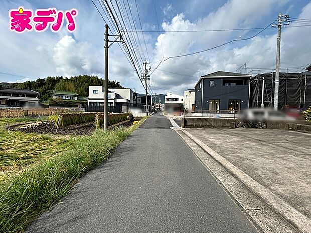 前面道路は約4mあり、車の出し入れや駐車もスムーズに行えます。毎日のお買い物や通勤時もゆとりを持って運転しやすく、見通しの良い環境が魅力!運転が苦手な方でも安心してお住まいいただけます。