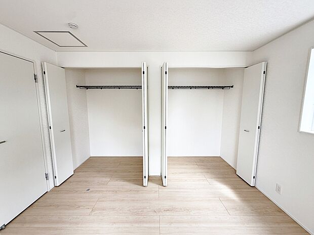 【CL】 クローゼットが備わっていることでタンスを置く必要がなく、室内をすっきりと使えるのが特徴です！出っ張りが少ないためレイアウトの自由度も高く、家具配置もしやすい快適な居住スペースを実現します！ 