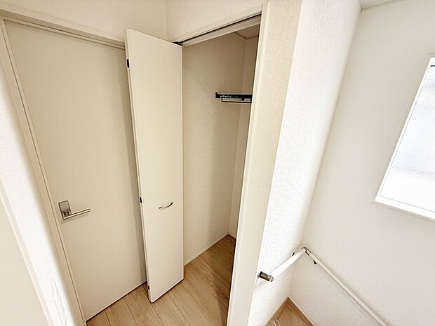 2階廊下にある収納で、共用の荷物や日用品、季節用品などをまとめて管理できるため、各部屋に物が分散しにくくなります。必要な物を一か所に集約できるため、探す手間を減らしながら出し入れもしやすくなります。 