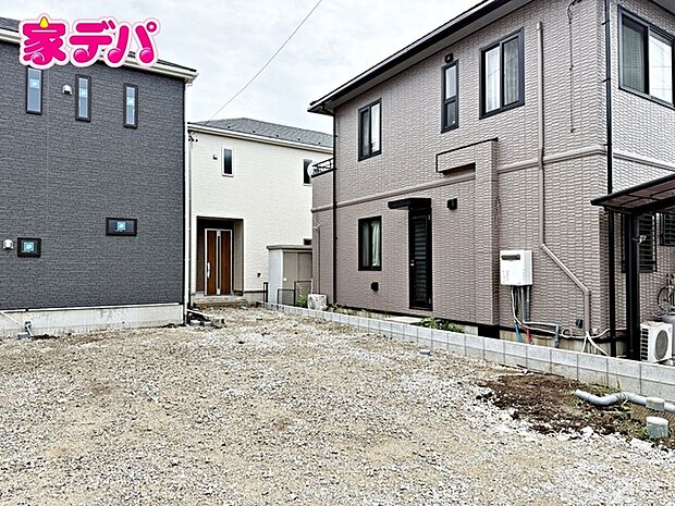 建物完成しました！右奥の建物になります。現地ご案内いたします。周辺環境や陽当たりなどもあわせてご確認いただけます。