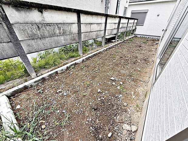 ハーブやお花を植えてガーデニングを楽しんだり、お気に入りの植物を育てたりと、使い方は自由自在。季節ごとの彩りを楽しみながら、自分らしいお庭づくりができる、暮らしの楽しみが広がるスペースです。 