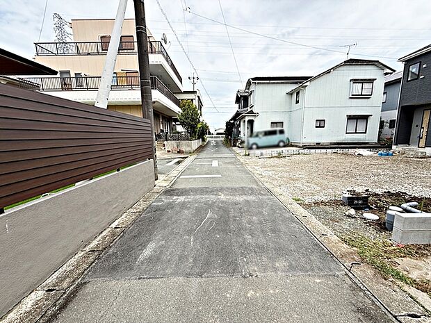 前面道路:北側約4ｍ(セットバックあり）。 静かな住宅街で車通りも比較的少なく、毎日の車の出し入れもスムーズ。駐車や切り返しもしやすく、ゆとりを持って運転できるので、毎日快適にお使いいただけます。  