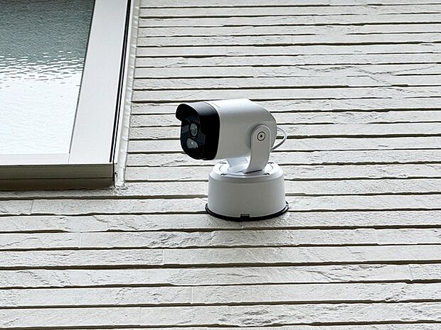 防犯カメラを建物に設置しており、不審者の抑止や敷地内の見守りに役立つ安心のセキュリティ設備です。外出時や不在時でも防犯性を高めることができ、日々の暮らしをサポートします！ 