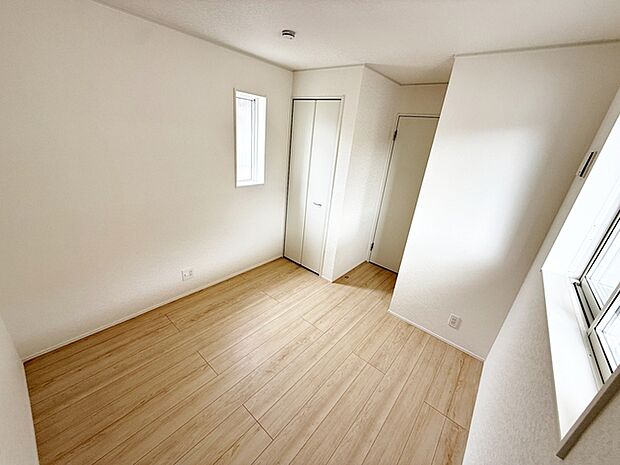 【洋室5帖】 腰窓を採用した洋室で、家具やデスクの配置がしやすくレイアウトの自由度が高いのが特徴です。子供部屋や書斎としても使いやすく、日差しを取り込みながら快適にお過ごしいただけます！ 