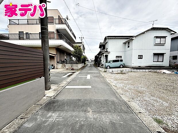 前面は車通りの少ない道路なので、車の出し入れも落ち着いて行えます。駐車の際も周囲を確認しやすく、慌てずに操作できます。運転が苦手な方も安心の立地で、毎日の車移動も快適に行えます。