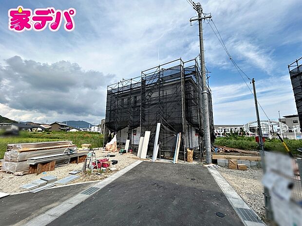 上棟しました。ご見学希望のお客様につきましては同型同仕様の物件にご案内いたします。当日のご連絡でも対応いたします。お気軽に『家デパ』までお問い合わせ下さい!経験豊富なスタッフが対応いたします。