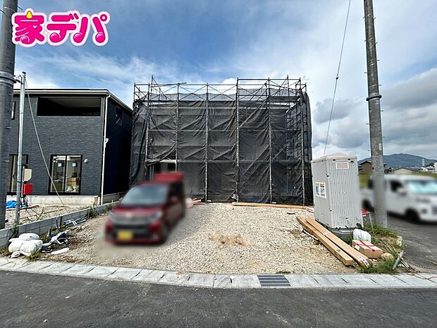 【2号棟】上棟しました! ・角地 ・4SLDK ・LDK16.2帖、隣接和室4.5帖 ・全居室収納完備 ・テレワークルーム完備 ・2部屋からアクセスできるバルコニー ・防犯カメラ ・並列駐車場3台可