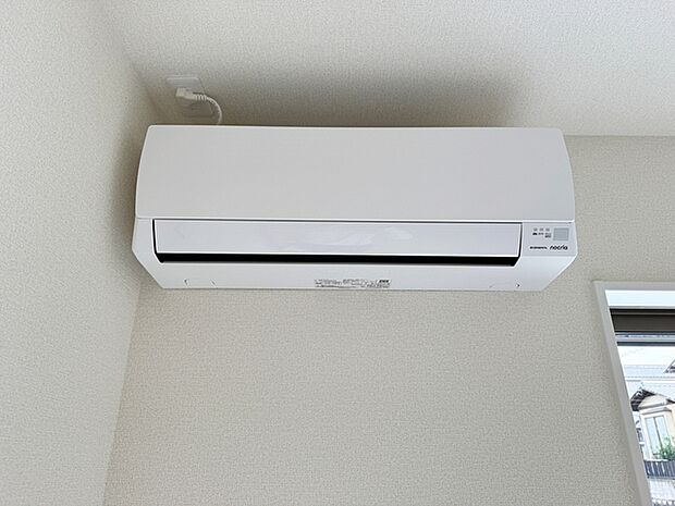 エアコンが設置されているので冷暖房や除湿機能により、室内の温度と湿度を快適にコントロールでき、入居してすぐに快適な環境で生活していただけます。初期費用が抑えられるのも嬉しいポイントです。