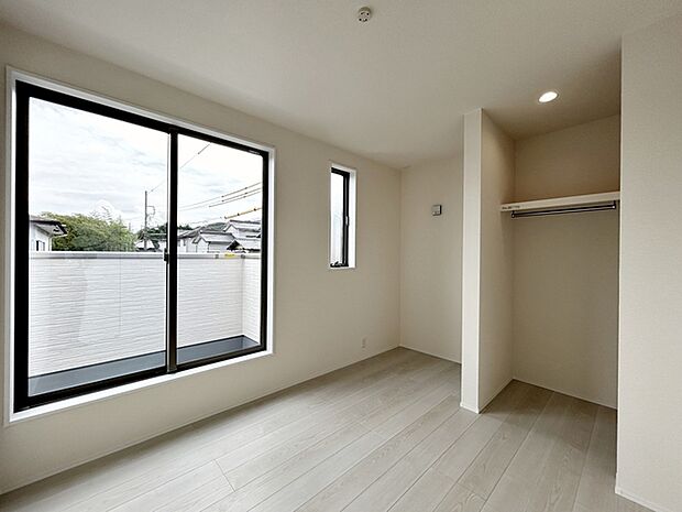 【洋室5帖】 お子様の一人部屋として使いやすい広さの居室で、成長に合わせて長くご利用いただけます。ウォークインクローゼット付きで収納もしやすく、自然とお片付けの習慣が身につきやすい環境です!