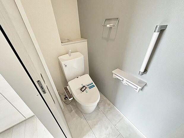 【1階トイレ】 各フロアに1か所ずつシャワー機能付きトイレを設置しており、朝の忙しい時間帯でもスムーズに利用できるため、混雑の軽減にもつながります。