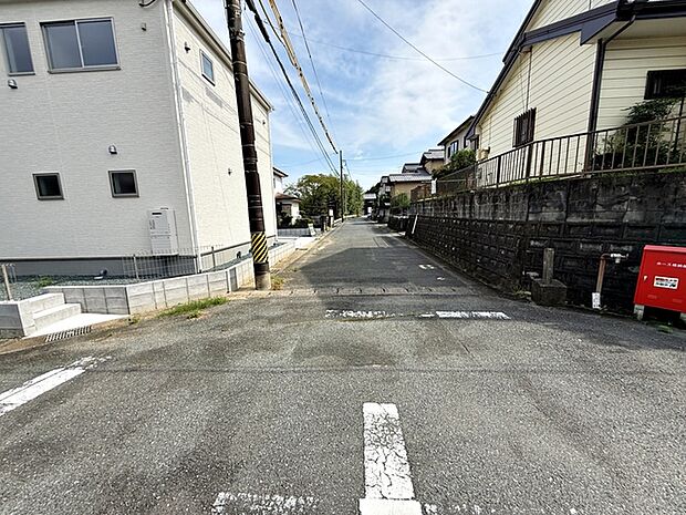 前面道路:南西側約6m幅、北東側約6m幅。 前面道路はゆとりの約6m!車通りも比較的少なく、落ち着いた住環境が魅力です。