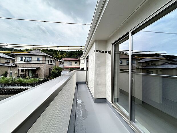 【バルコニー】 2部屋から出入りが可能なバルコニーで、日当たりの良さも魅力です。洗濯物や布団干しにも使いやすく、室内からの動線もスムーズ。