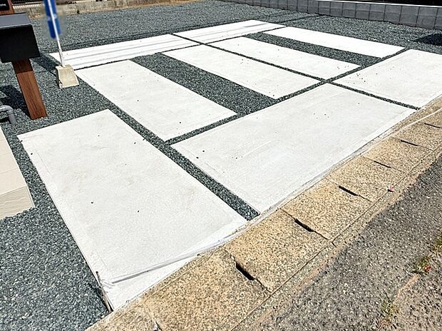 広々並列3台駐車可能なカースペースを確保!ご家族それぞれがお車をお持ちの場合はもちろん、お友達やご親族が遊びに来た際にも困りません。来客時にも安心してお迎えできる、ゆとりのある駐車スペースです。