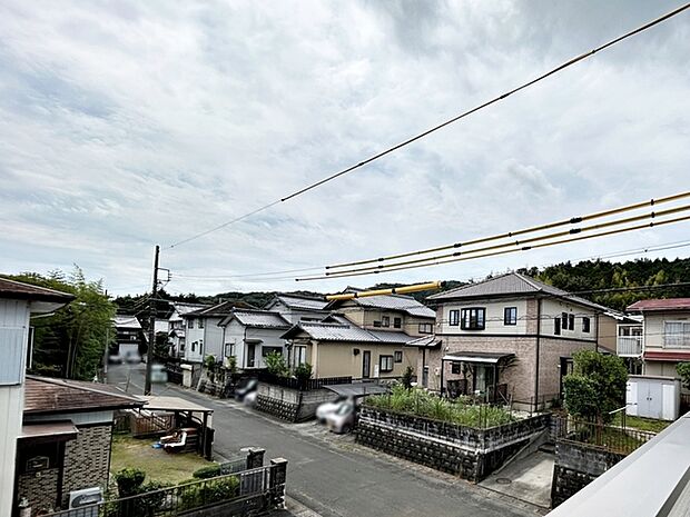 バルコニーからは閑静な街並みを望むことができ、外の空気を感じながら過ごせるスペースです。日常の中で外の景色を眺めることで気分転換もしやすく、ほどよい開放感も感じられます。