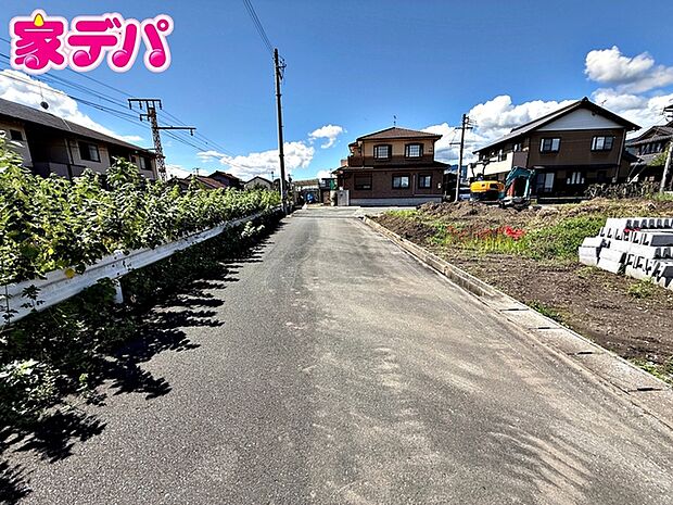 前面道路:南東側約5.7m幅