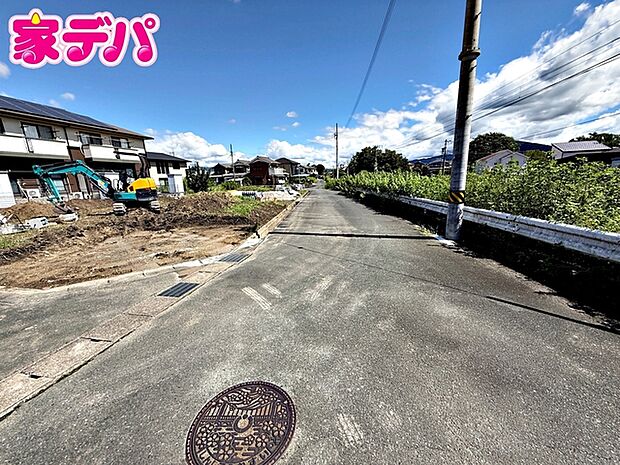 前面道路は約5.7mあり、車の出し入れや駐車もスムーズに行えます。毎日のお買い物や通勤時もゆとりを持って運転しやすく、見通しの良い環境が魅力!運転が苦手な方でも安心してお住まいいただけます。