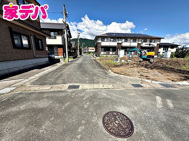前面約5.9m幅の道路に面しており、車の通行や駐車もゆとりを持って行える広さです。毎日のお出かけやお買い物の際もスムーズで、運転が苦手な方でも安心して車の出し入れができます。