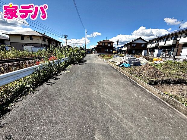 前面道路:南東側約5.7m幅