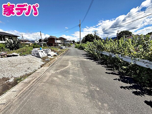 前面道路は約5.7mあり、車の出し入れや駐車もスムーズに行えます。毎日のお買い物や通勤時もゆとりを持って運転しやすく、見通しの良い環境が魅力!運転が苦手な方でも安心してお住まいいただけます。