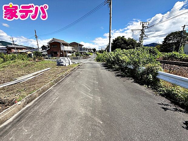 前面道路:南東側約5.7m幅