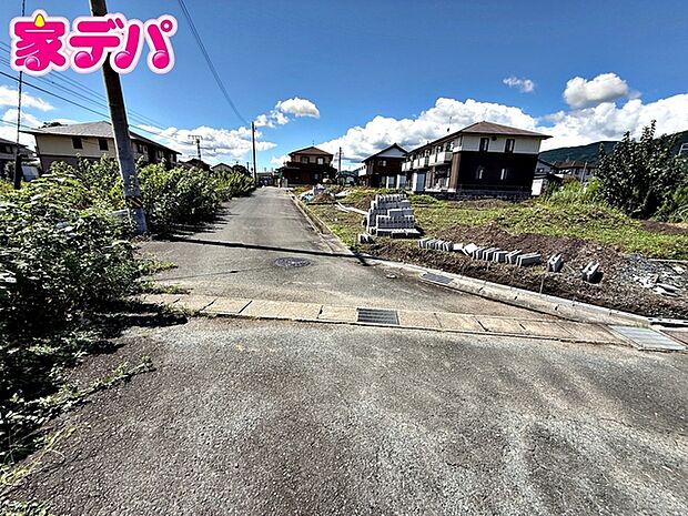 前面道路は約5.7mあり、車の出し入れや駐車もスムーズに行えます。毎日のお買い物や通勤時もゆとりを持って運転しやすく、見通しの良い環境が魅力!運転が苦手な方でも安心してお住まいいただけます。