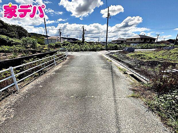 前面約5.9m幅の道路に面しており、車の通行や駐車もゆとりを持って行える広さです。毎日のお出かけやお買い物の際もスムーズで、運転が苦手な方でも安心して車の出し入れができます。
