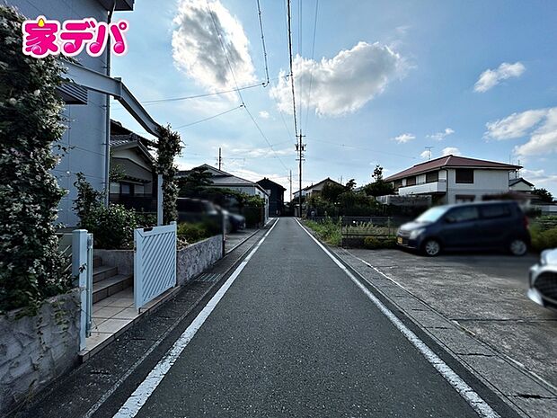 静かな住宅街で車通りも比較的少なく、毎日の車の出し入れもスムーズ。駐車や切り返しもしやすく、ゆとりを持って運転できるので、毎日快適にお使いいただけます。 